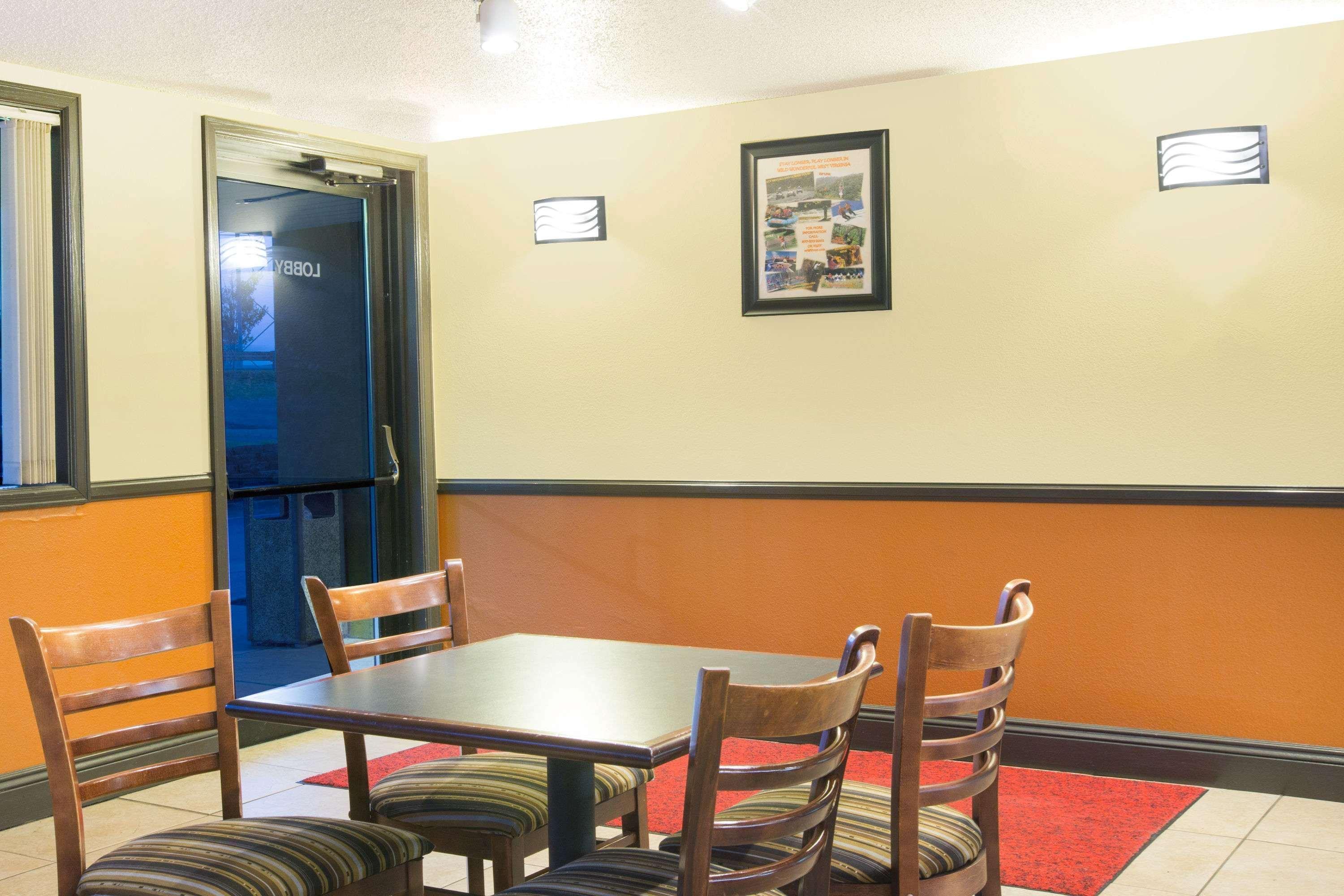 Hotel Super 8 By Wyndham Beckley Esterno foto